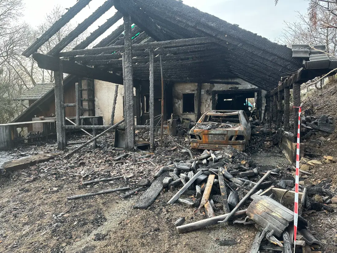 Ausgebrannter Anbau mit Carport