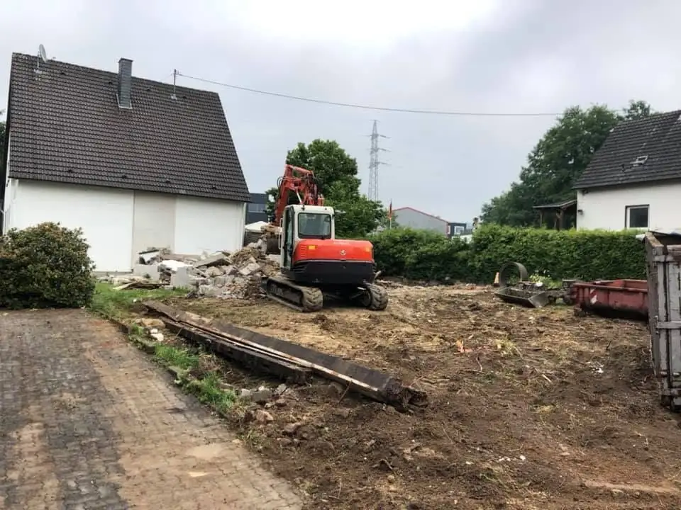 Rückbau läuft, Material wird getrennt.