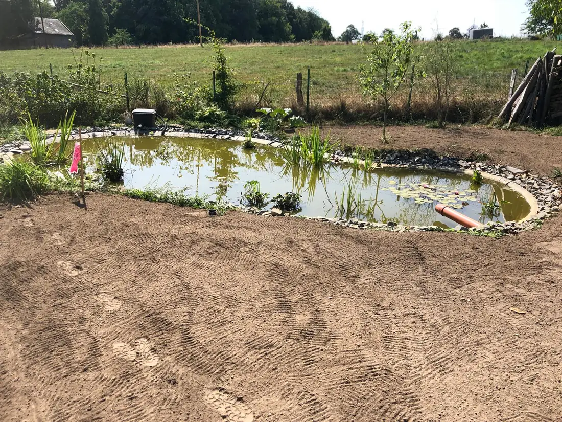 Teich mit Steineinfassung