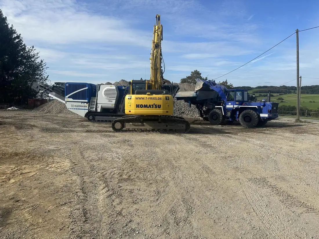 Brecher und Bagger im Einsatz